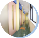 半個室の診療室でプライバシーに配慮